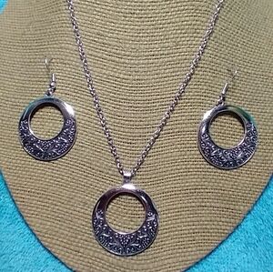 Silvertone intricate scroll design circle necklace wire earrings set